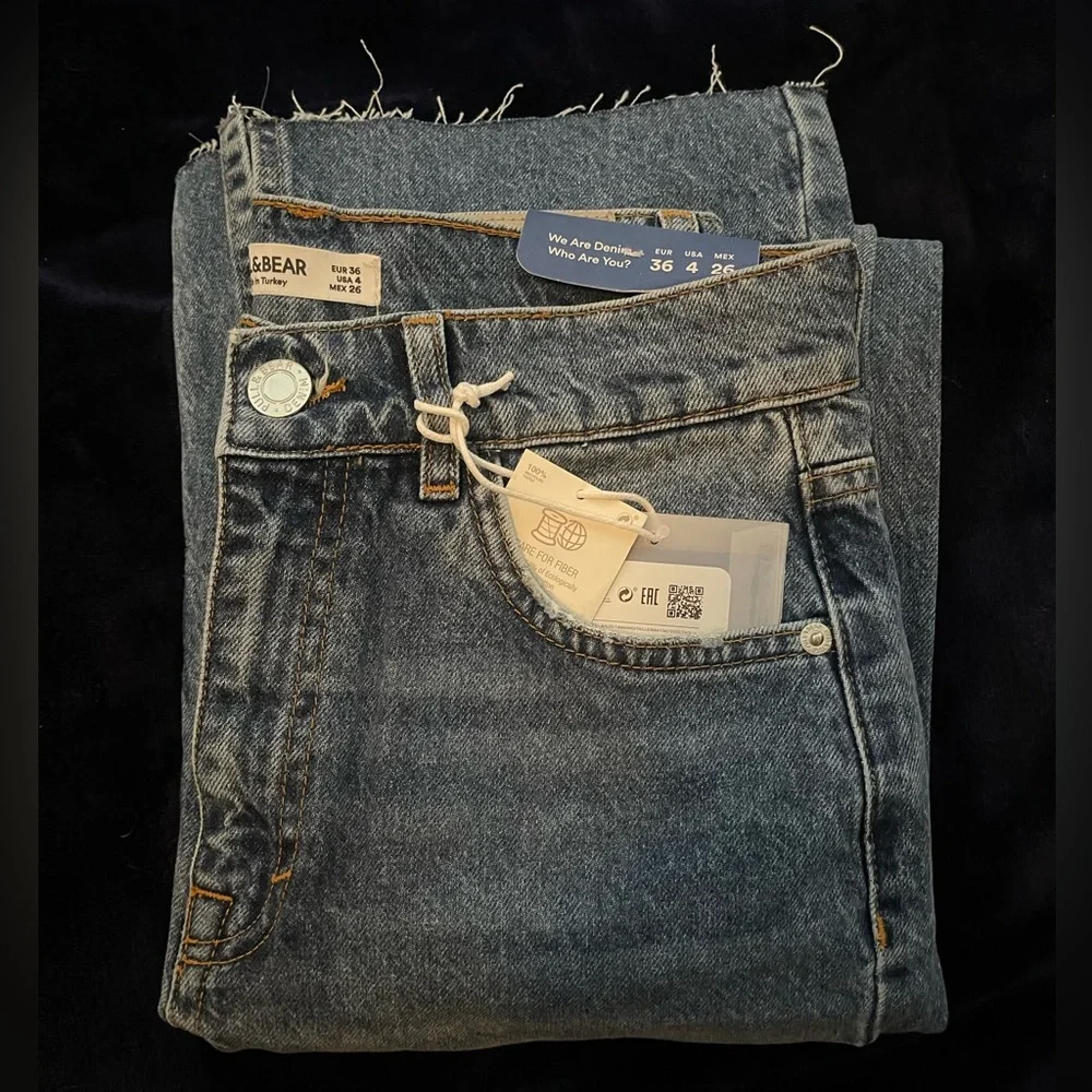 Pull&Bear 90s straight leg jean w/ rips and split hem in blue - Picture 5 of 14